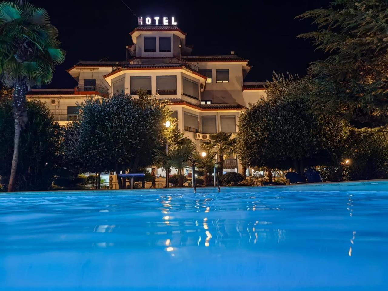 Hotel Parku I Palmave จีโรคาสเตอร์ ภายนอก รูปภาพ